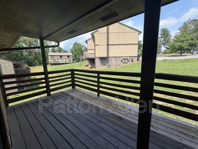 Building Photo - 28 Dawnwood Cir