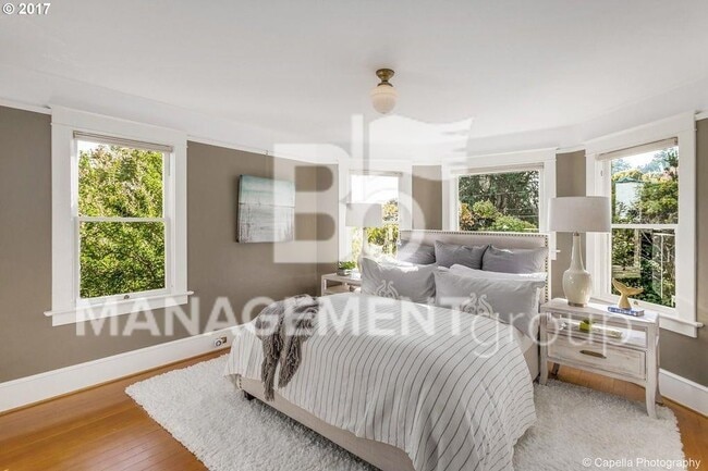 Building Photo - Johns Landing - Charming Home Near Downtown Portland. Large Gourmet Kitchen!