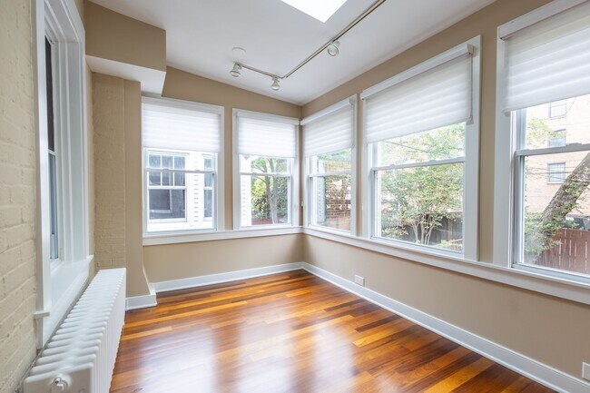 Building Photo - Beautiful 4 BR/3.5 BA Townhome in Cathedra...