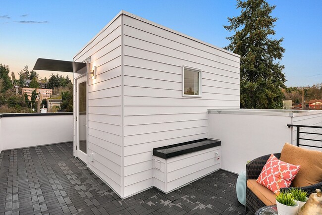 Building Photo - Stylish, Bright and Efficient 2 bed 1.75 Bath Townhome. Walk to U-Village!