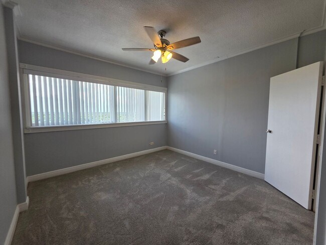 Building Photo - 1BR/1BA waterfront condo with golf course ...