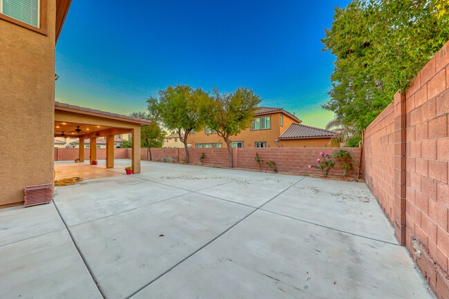 Building Photo - 5 Bedroom Corner Lot Home in Gated Community!