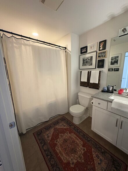 2nd bathroom - 1040 W Adams St