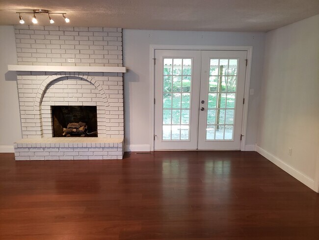 Building Photo - Granite Counter Tops w/ Open Floor Plan in...