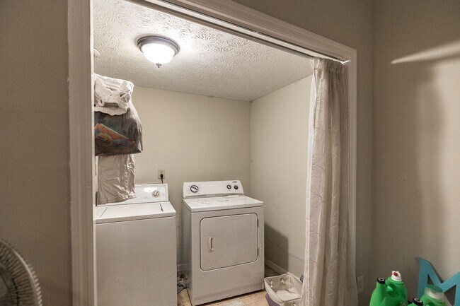 Building Photo - Awesome 5-Points corner Condo!