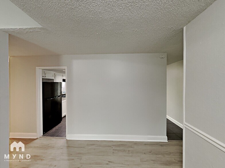 Building Photo - 1303 Hillsdale Dr