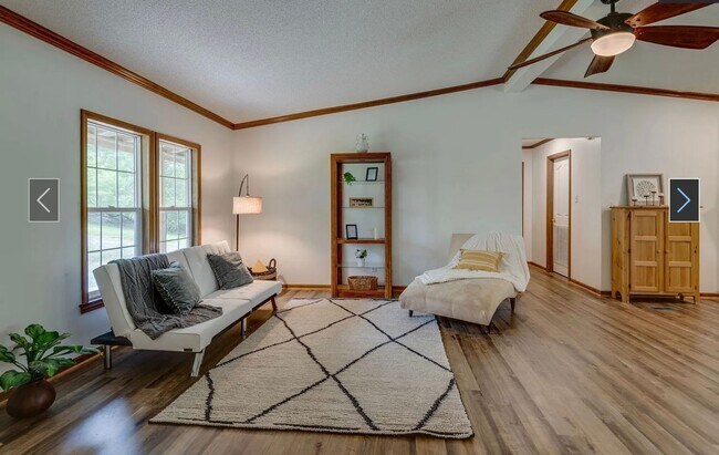 Building Photo - Fairview - 3 bedroom 2 baths - Private living