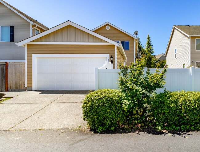 Building Photo - 3 bedroom, 2.5 bath DuPont home featuring AC!