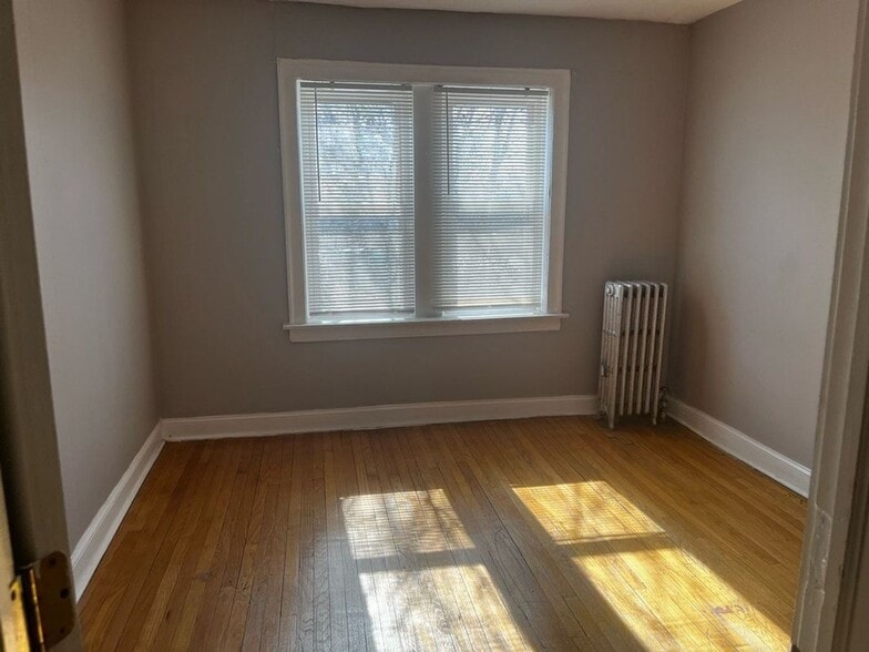 Building Photo - 1336 E 76th St