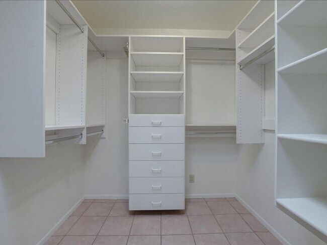 Building Photo - Enjoy stunning Catalina Mountain views fro...