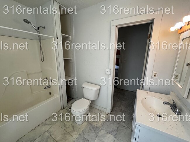 Building Photo - $950 - 4 bed 1 bath - Single Family Home