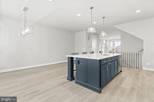 Building Photo - This beautiful modern 3 bed 4 1/2 bath tow...