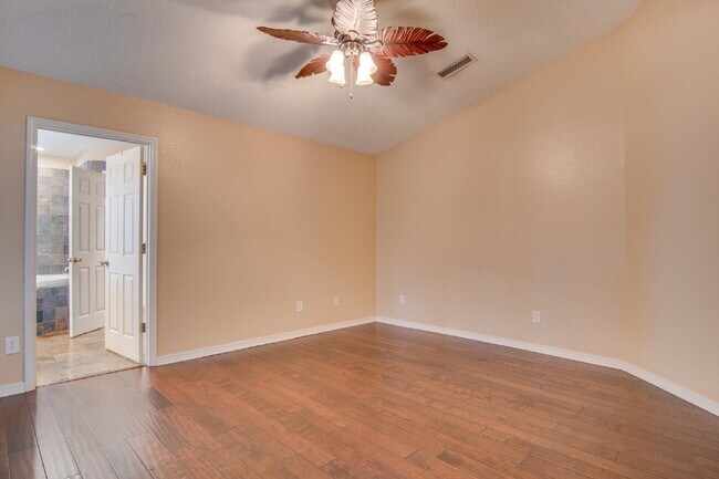 Building Photo - Spacious 3BR with Sunroom & Eat-In Kitchen – Holsberry Estates