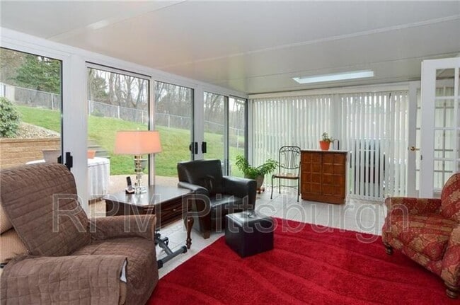 Building Photo - 825 Bethany Dr