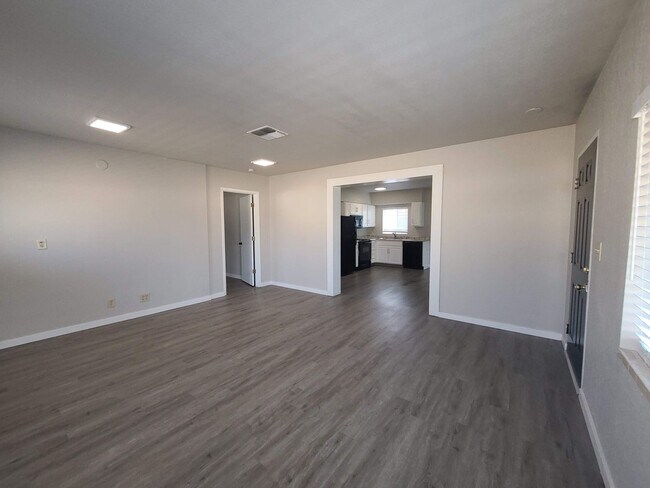 Building Photo - Remodeled 2 bedroom near Midtown