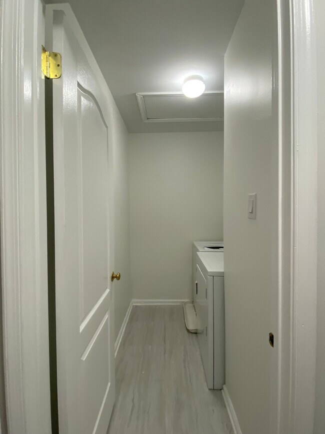 Building Photo - 6902 Colonial Ct