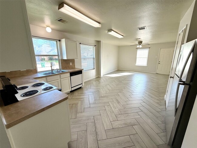 Building Photo - 10811 Tallow Briar Ln