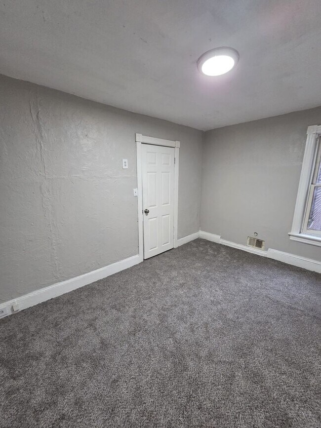 Building Photo - Beautiful, remodeled house come see it