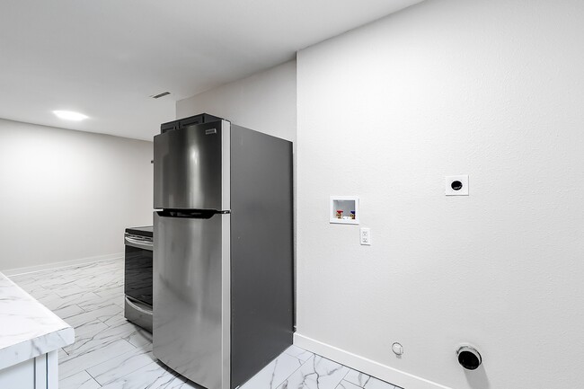 Building Photo - 828 S Pershing St
