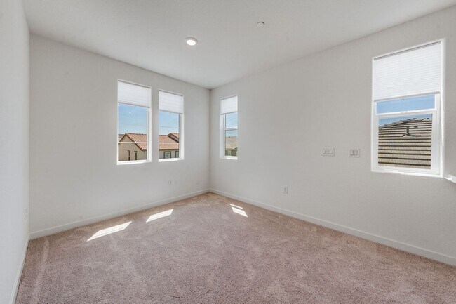 Building Photo - Never Lived In 4 Bedroom Home for Rent in Folsom Ranch!
