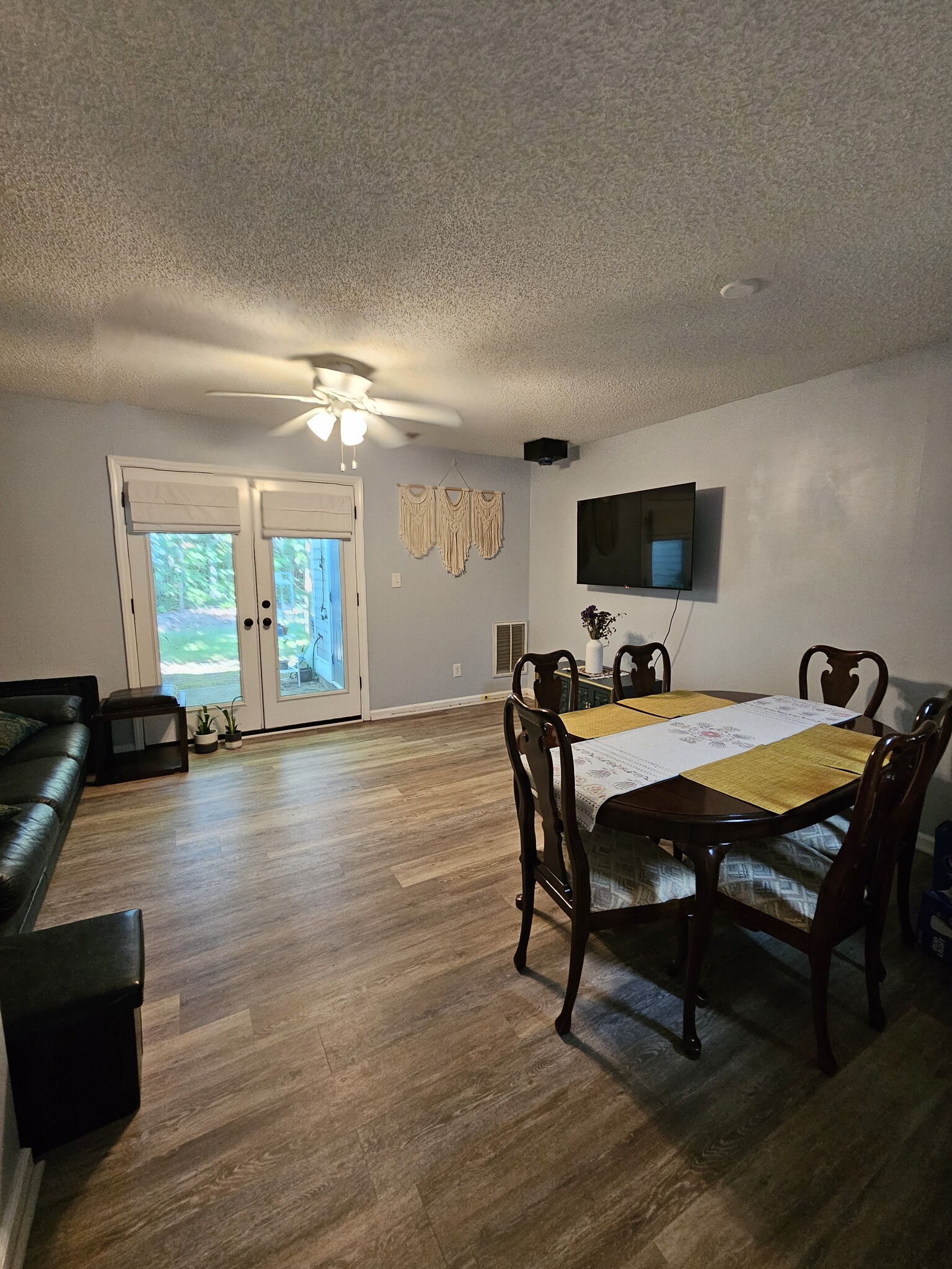 Building Photo - 117 Forest Oaks Dr