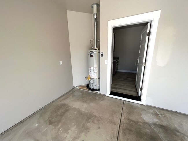 Building Photo - 3021 NW Mount Thielsen Dr