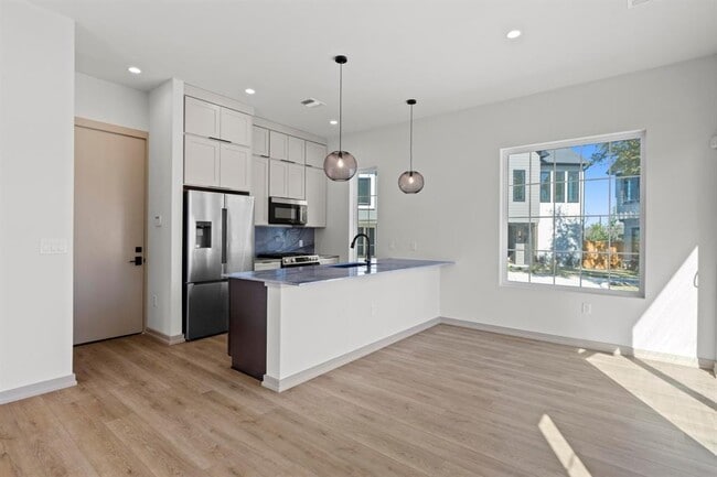 Building Photo - 1736 Bunche Rd