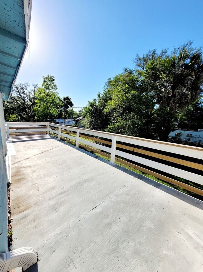 Building Photo - 3 bedroom home with Electric included