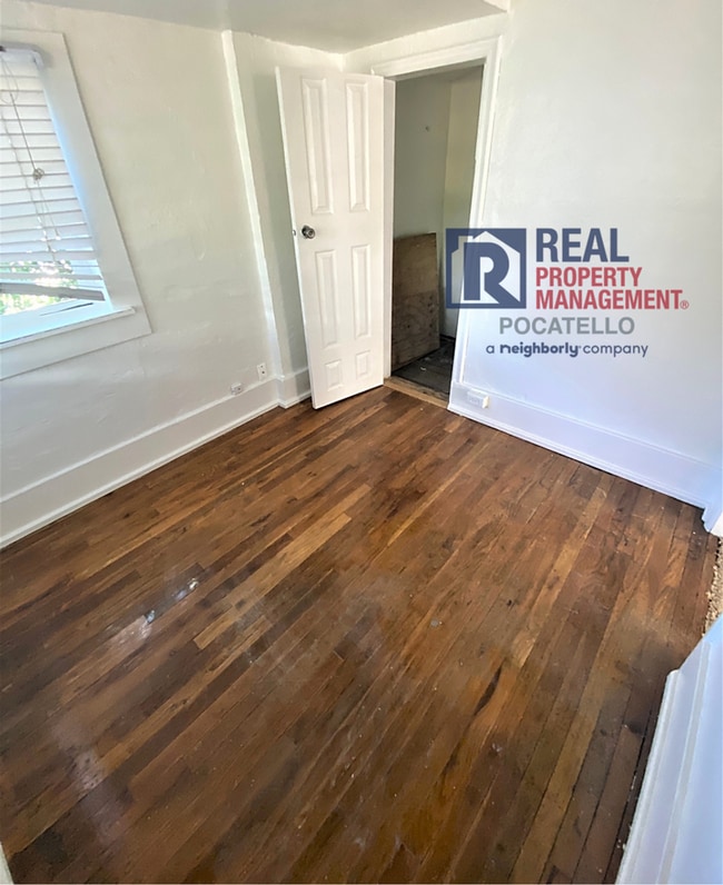 Building Photo - 3 bedroom 1 bath home - Dogs negotiable with additional fees