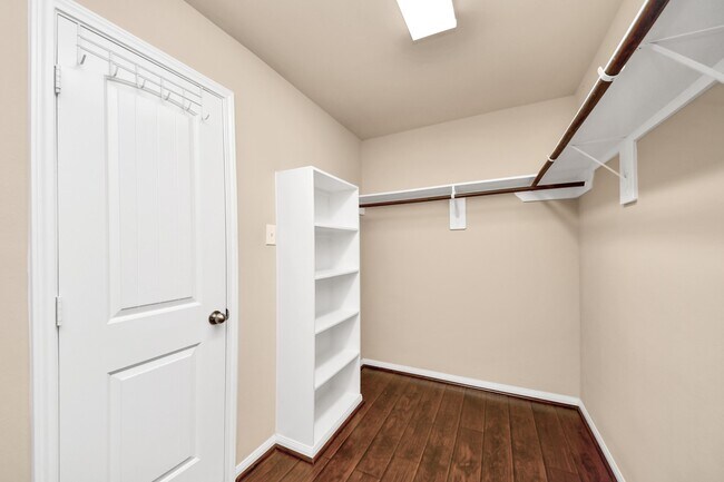 Building Photo - 3115 Lake Dr