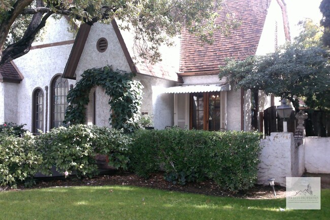 Primary Photo - Beautiful 3 Bedroom home located in the Hi...