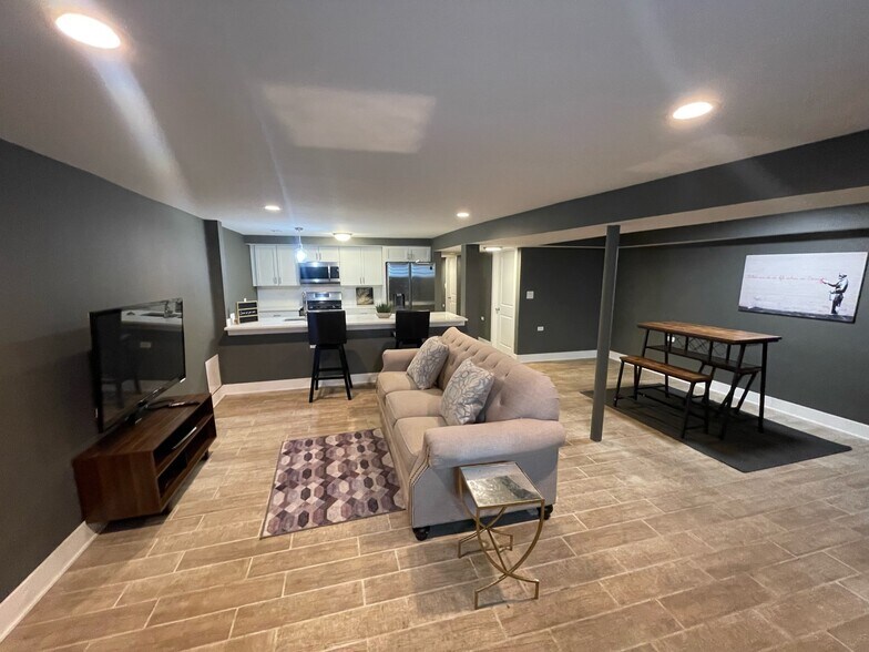 Furnished $2331 Per Month - 4836 S Michigan Ave