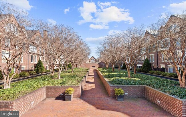 Building Photo - 115 S Lee St