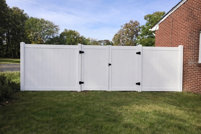 Building Photo - 734 Burgess Ave