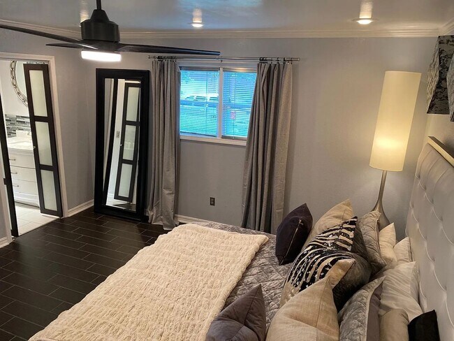 Building Photo - Available August 1st! Beautifully Remodele...