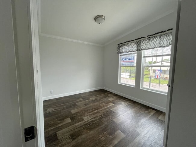 Building Photo - 17100 Tamiami Trl