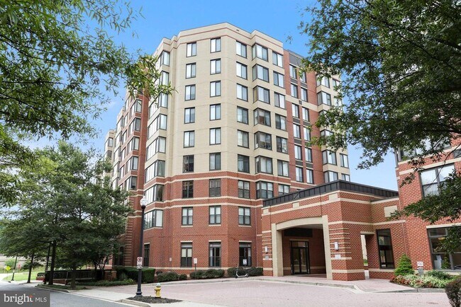 Building Photo - 2220 Fairfax Dr