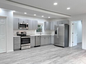 Building Photo - Charming Three-Bedroom Home