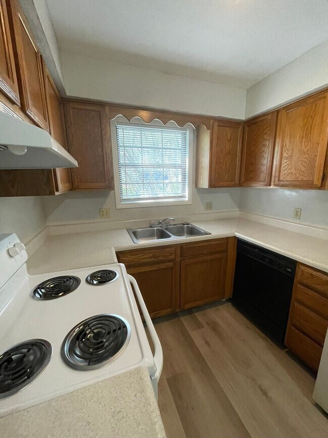 Building Photo - 531-B N Oak Grove Ave