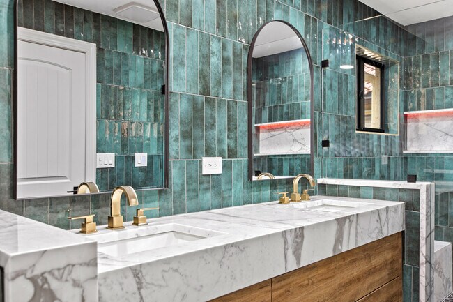 Building Photo - 19 Vía Lago