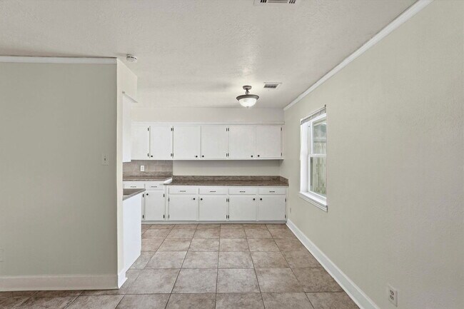 Building Photo - 2518 Henderson Ln