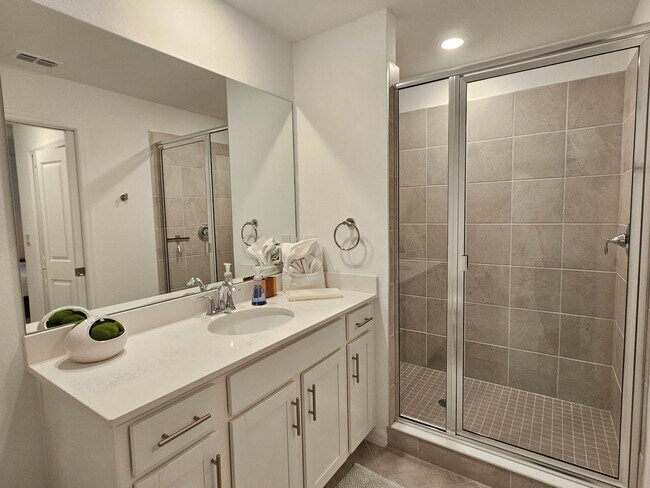 Building Photo - Annual UNFURNISHED or FURNISHED for your convenience: 2 Bedroom 2 Bathroom 2nd Floor Elevator acc...