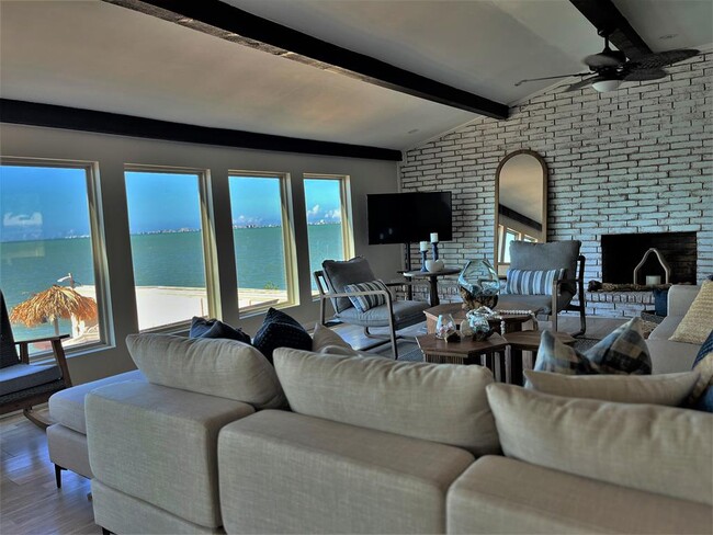 Building Photo - 602 N Shore Dr E