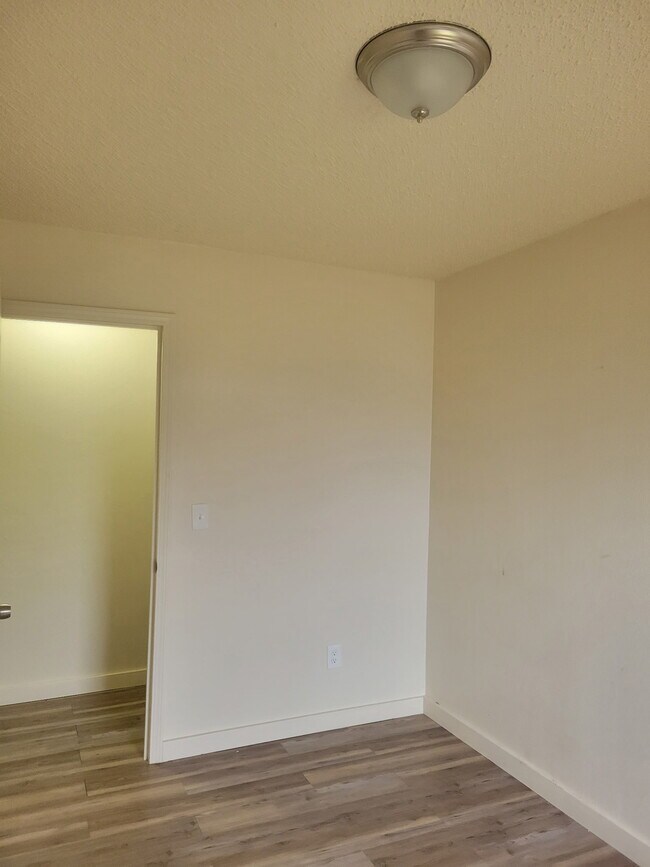 Building Photo - 207 Hickory Ave