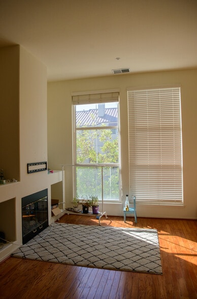 Building Photo - 205 Town Green Ln