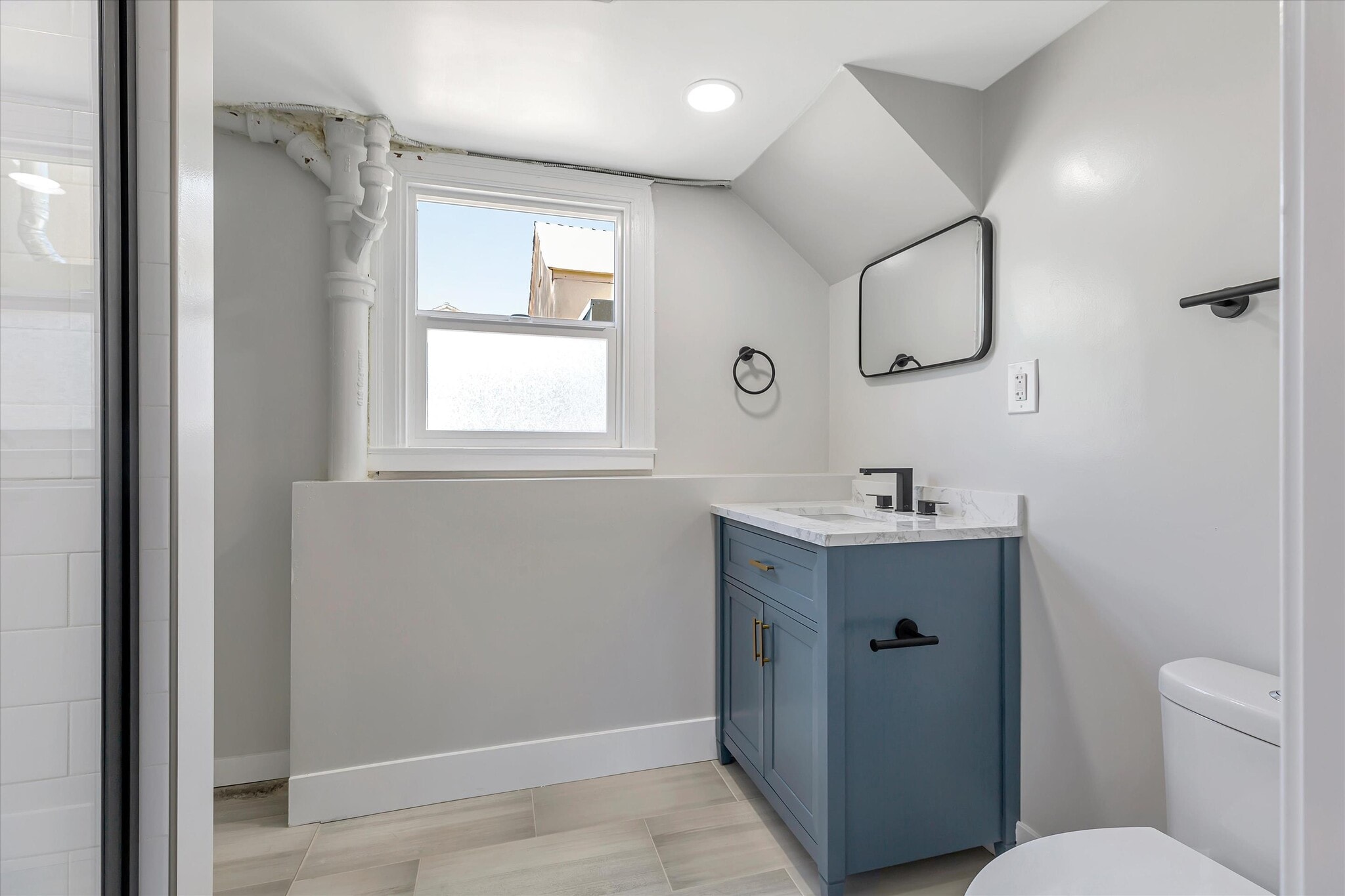 Downstairs bathroom - 5284 Belvedere St