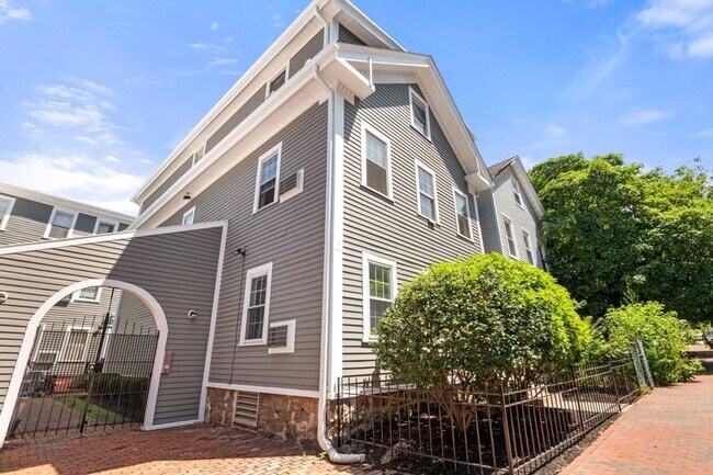 Building Photo - 249 Roxbury St