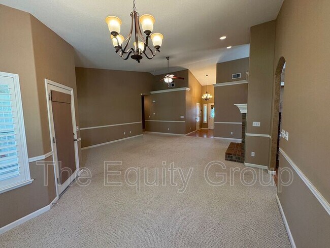 Building Photo - 6226 W Oak Ave