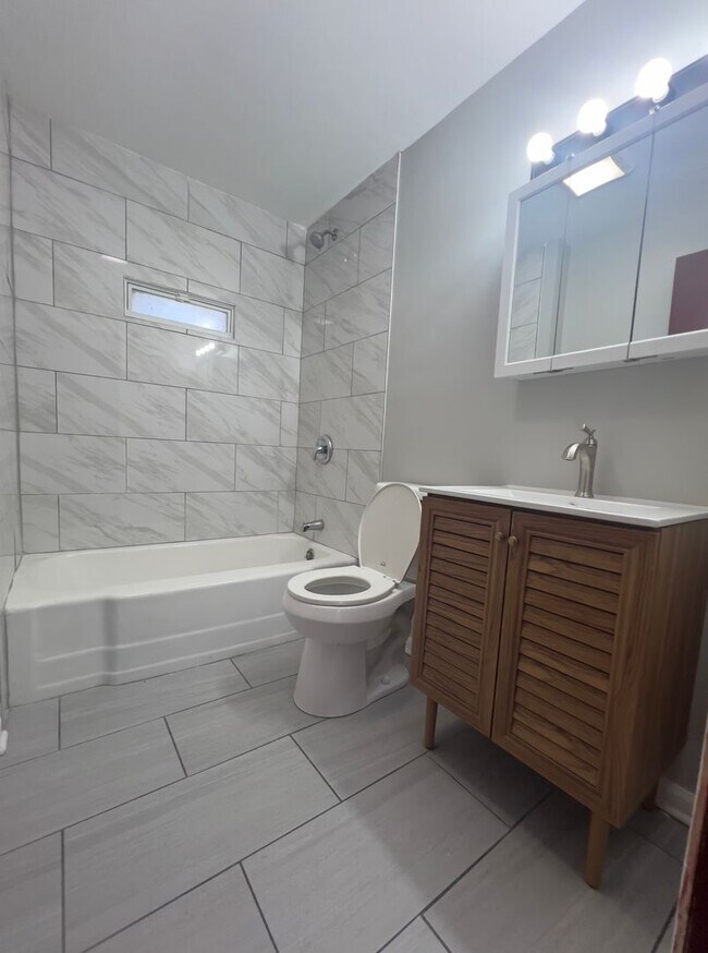 Building Photo - 2 Bedroom House Available NOW in Burnham I...