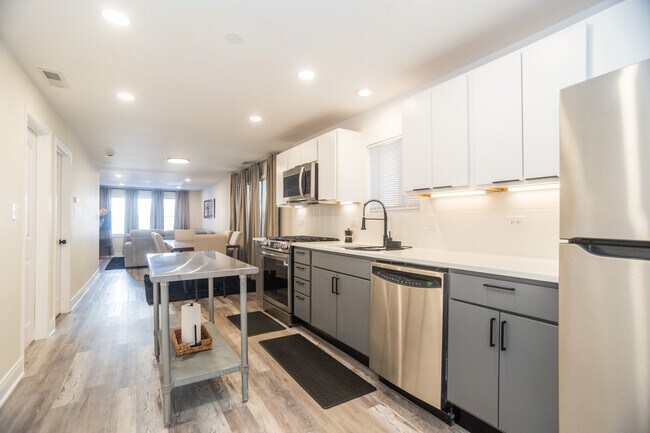 Building Photo - 2927 W Lyndale St